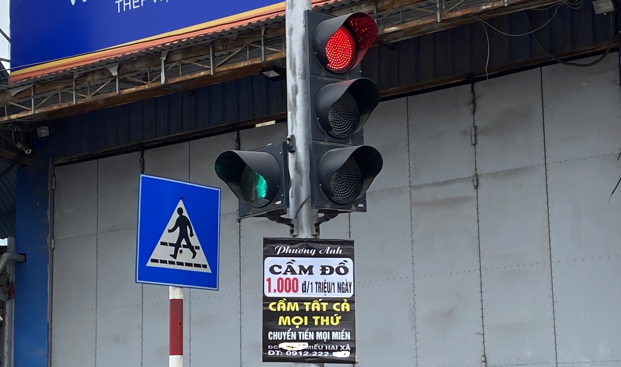 Xử lý nghiêm hành vi quảng cáo trên biển báo giao thông